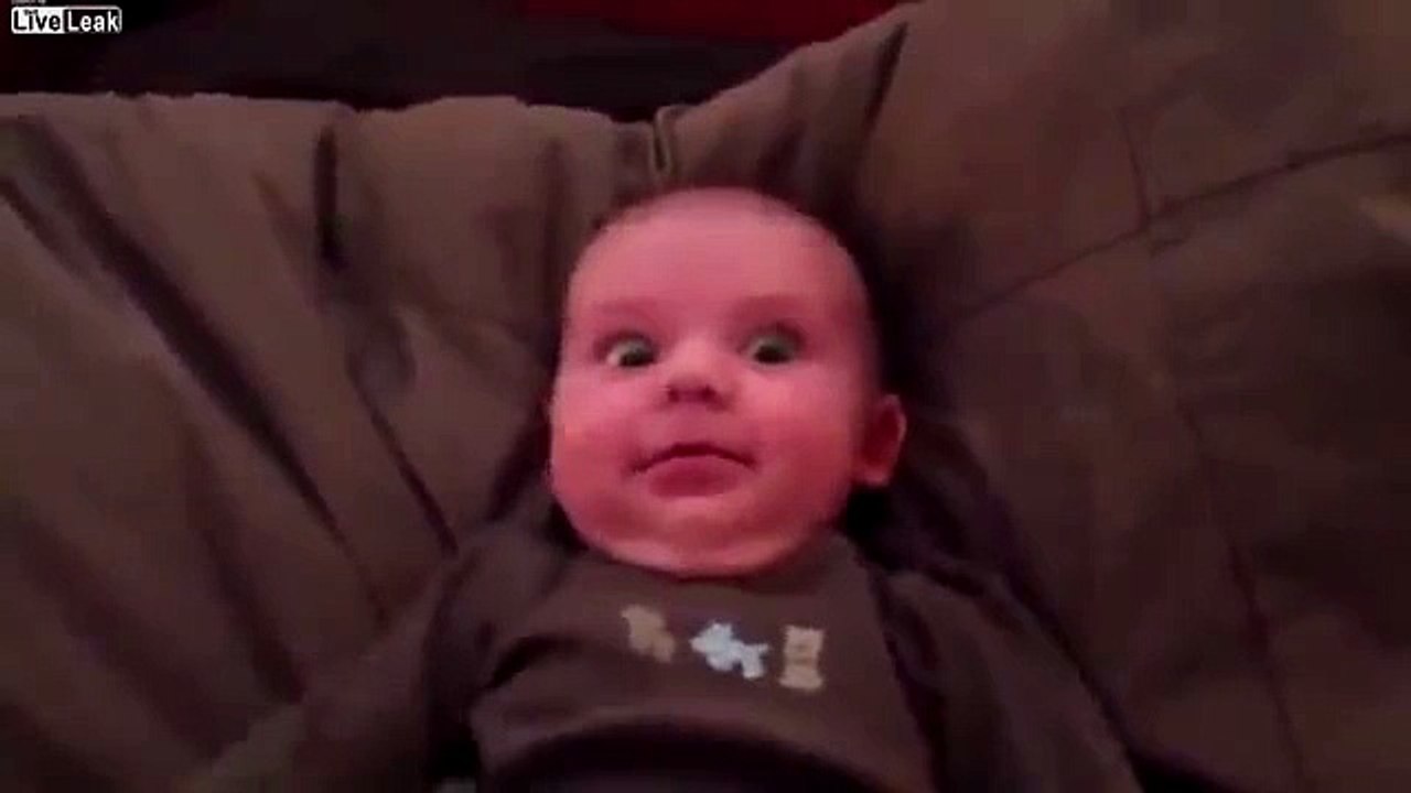 Реакция малыша на храп отца!