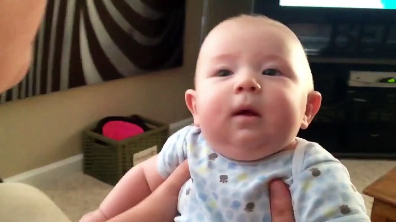 Смешная реакция ребенка на кошку!