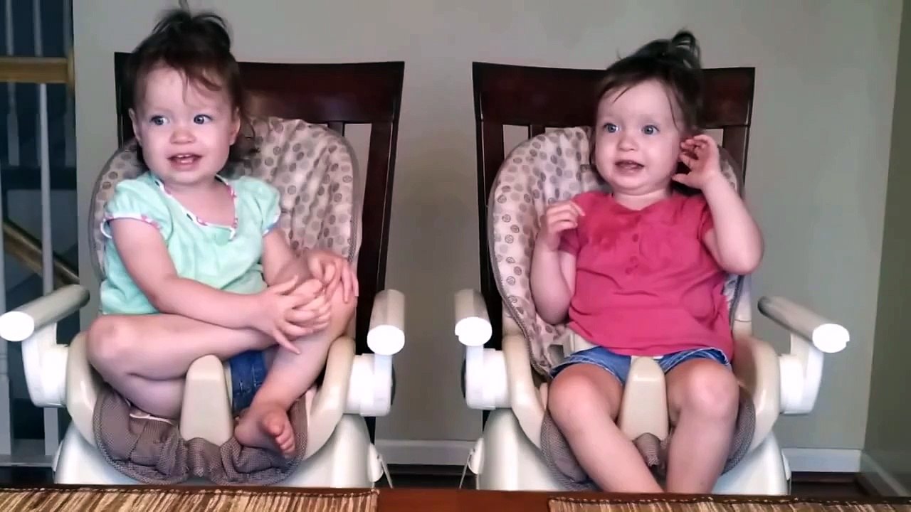 Когда папа играет на гитаре!