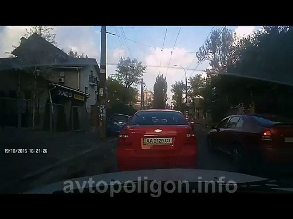 ВИДЕО ДТП в Киеве: на Щусева Mitsubishi Outlander сбил велосипедиста...
