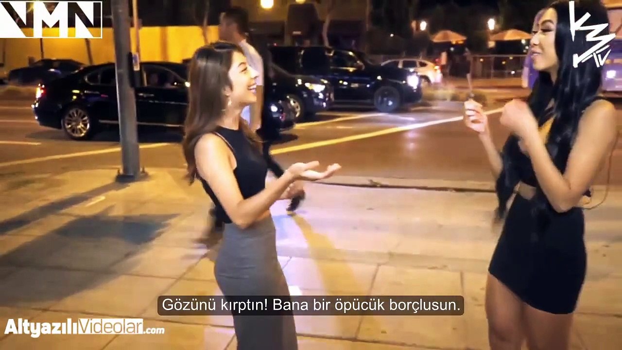 ÖPÜŞME CEZALI GÖZ KIRPMAMA OYUNU KIZ VERSİYONU (ALTYAZILI)