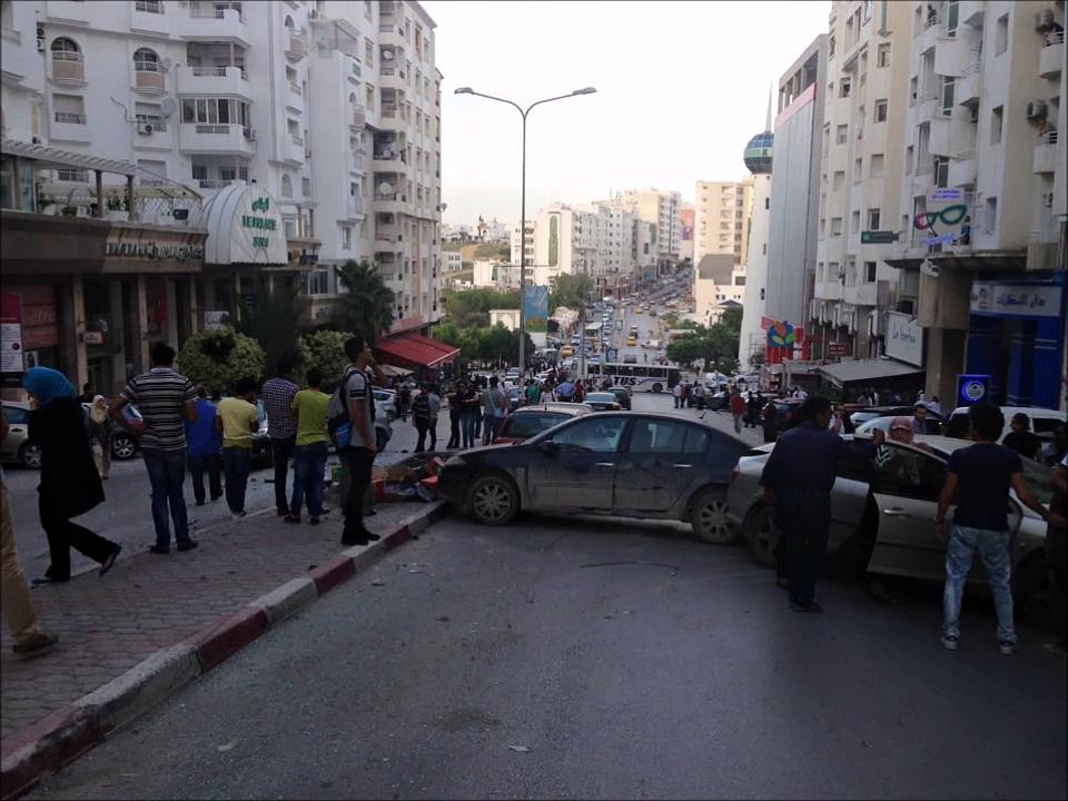 Ennasr: Un camion perd ses freins et endommage plusieurs véhicules !! (en photos)