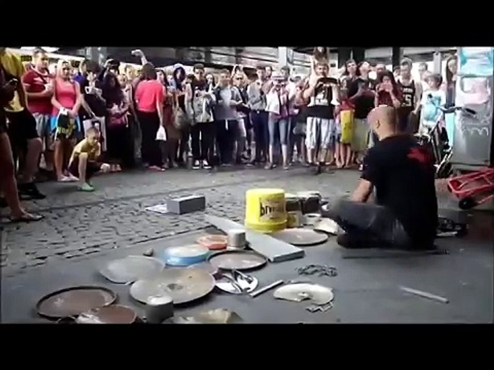 Необычный уличный музыкант демонстрирует свое мастерство