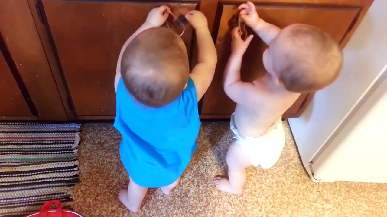 Прикольные детки играют в резиночку (хитовый видео ролик)