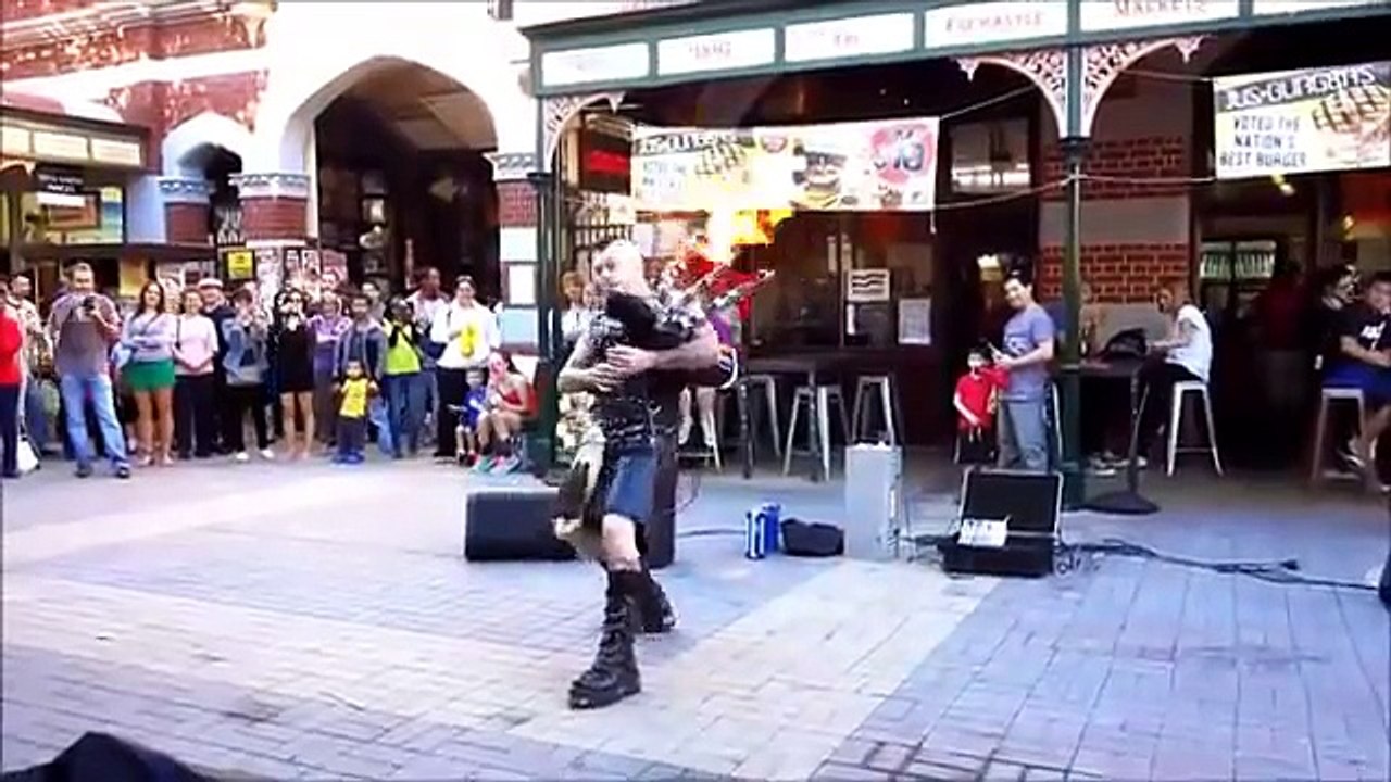 Крутой уличный музыкант