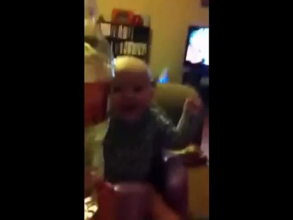 Дети заразительно хохочут. Забавные дети смеются 2