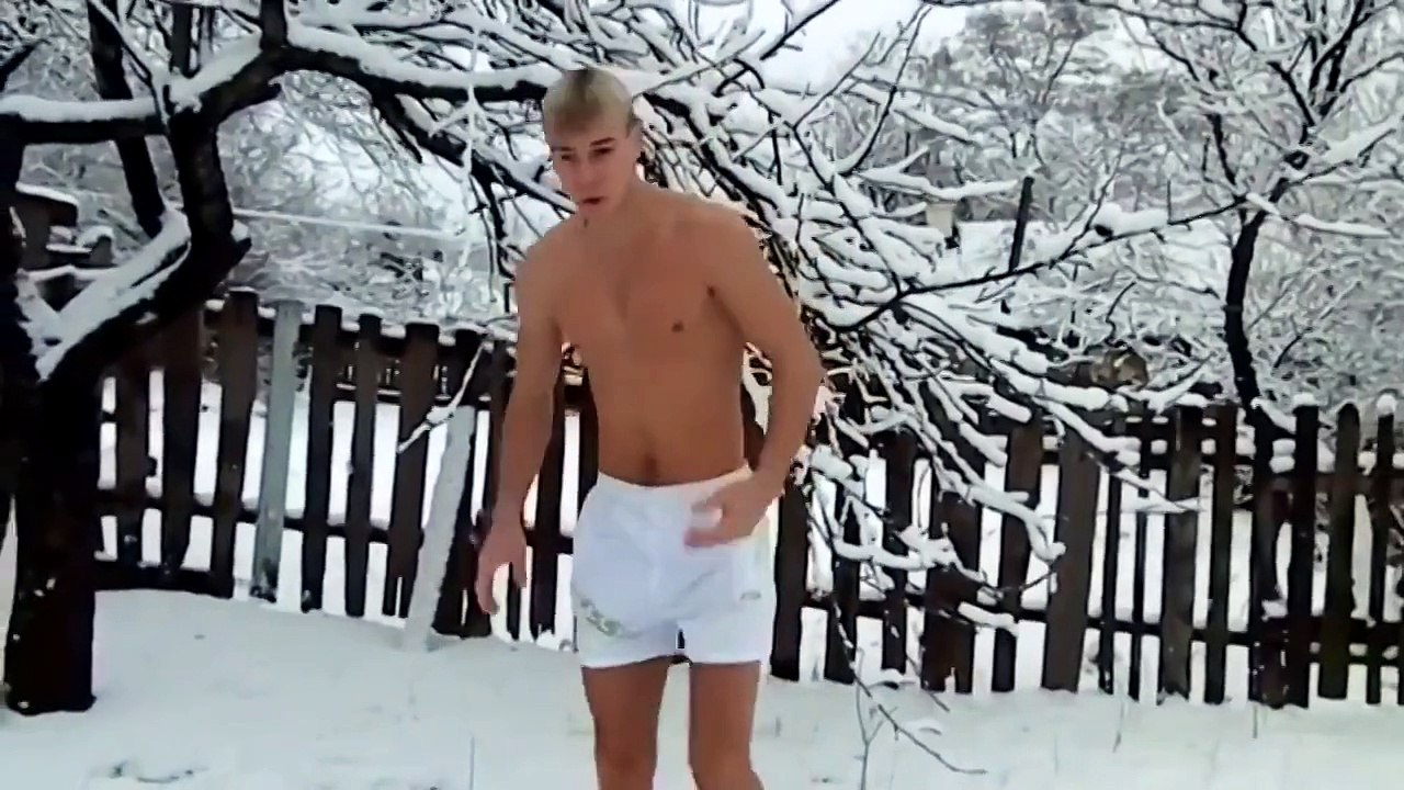 Сестра прикольнулась над братом