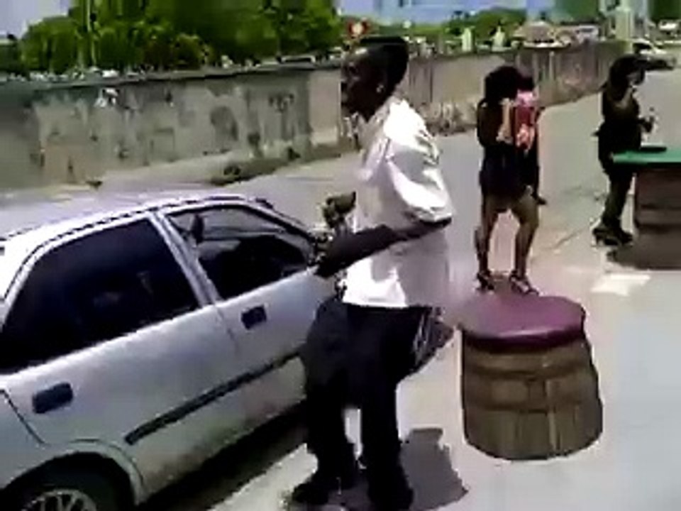 Как правильно залазить в машину))))