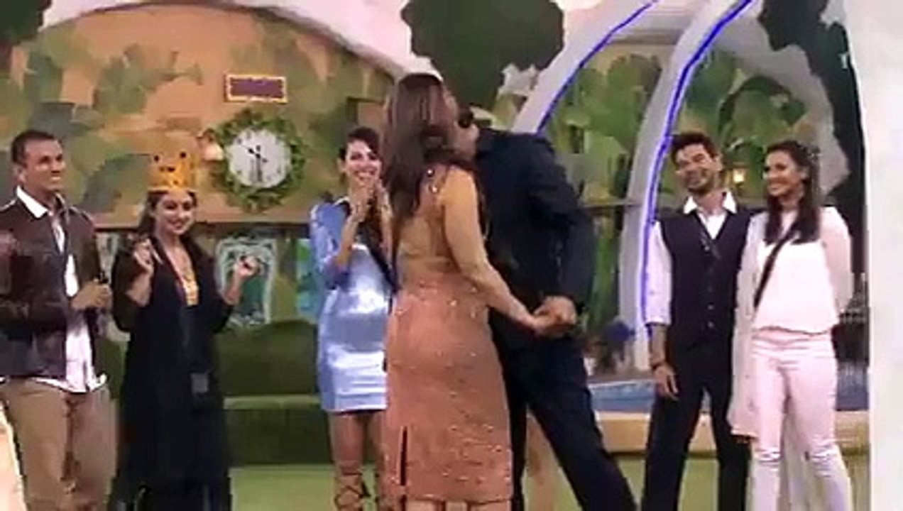 Bigg Boss 9 - Shahrukh Khan and Kajol romance!