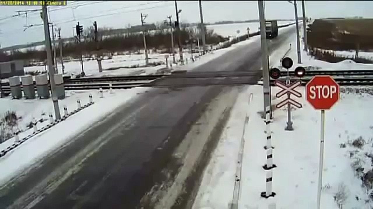 ШОК! МАЗ не смог затормозить перед ж_д переездом