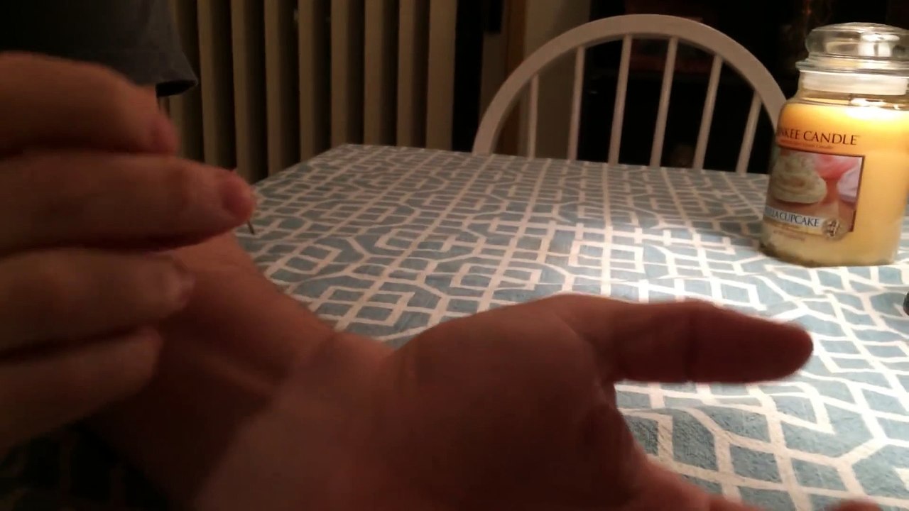 Il perce avec une punaise un rebutant kyste synovial au poignet