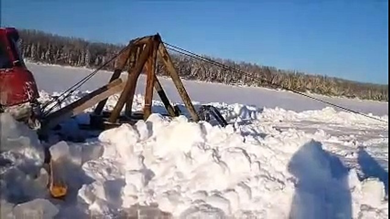 Северные дороги.  К-700 вытаскивают провалившийся Scania.