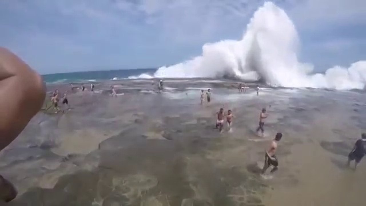 Внезапная 8-метровая волна накрыла пляж