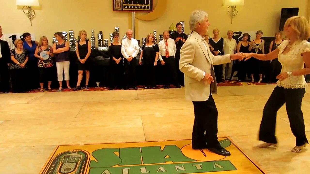 Многие и в молодости не танцуют так, как эта пожилая пара!