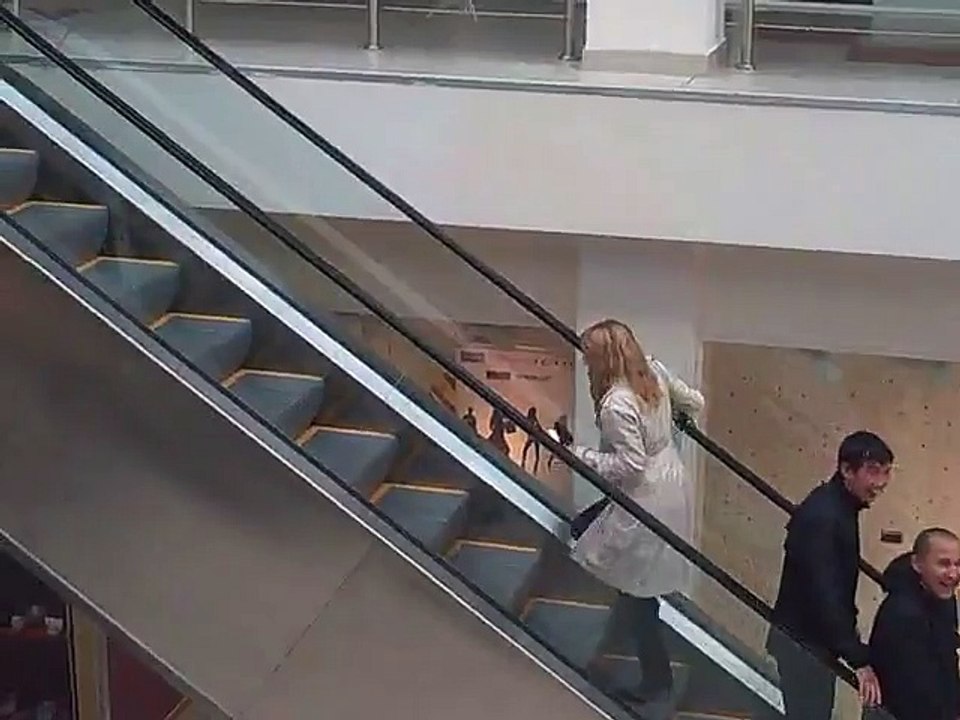 Блондинка на эскалаторе