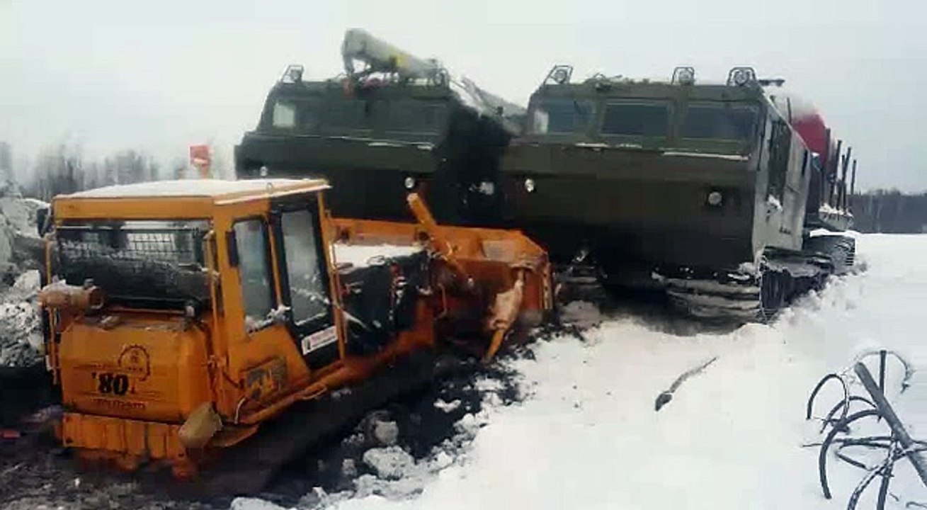 Два Витязя вытягивают трактор с болота. Якутия