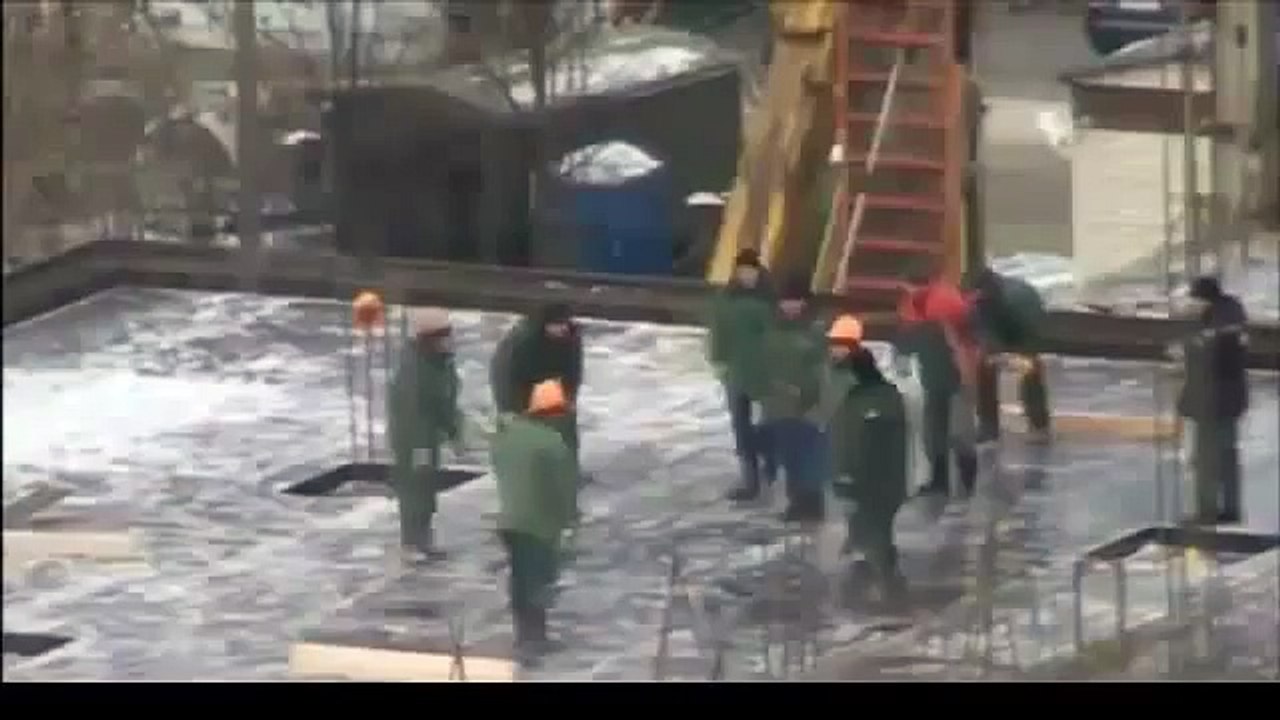 Приколы на стройке 2013! Строители играют в хоккей на крыше дома!