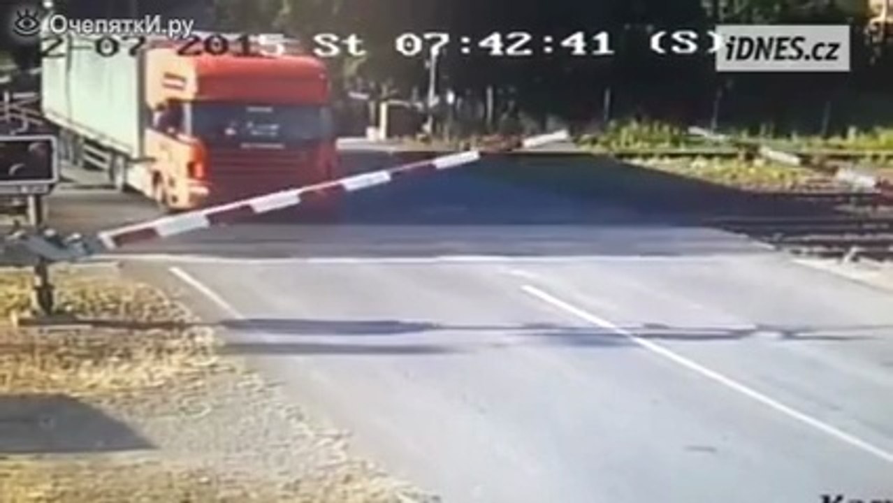 Глупый водитель на фуре против поезда