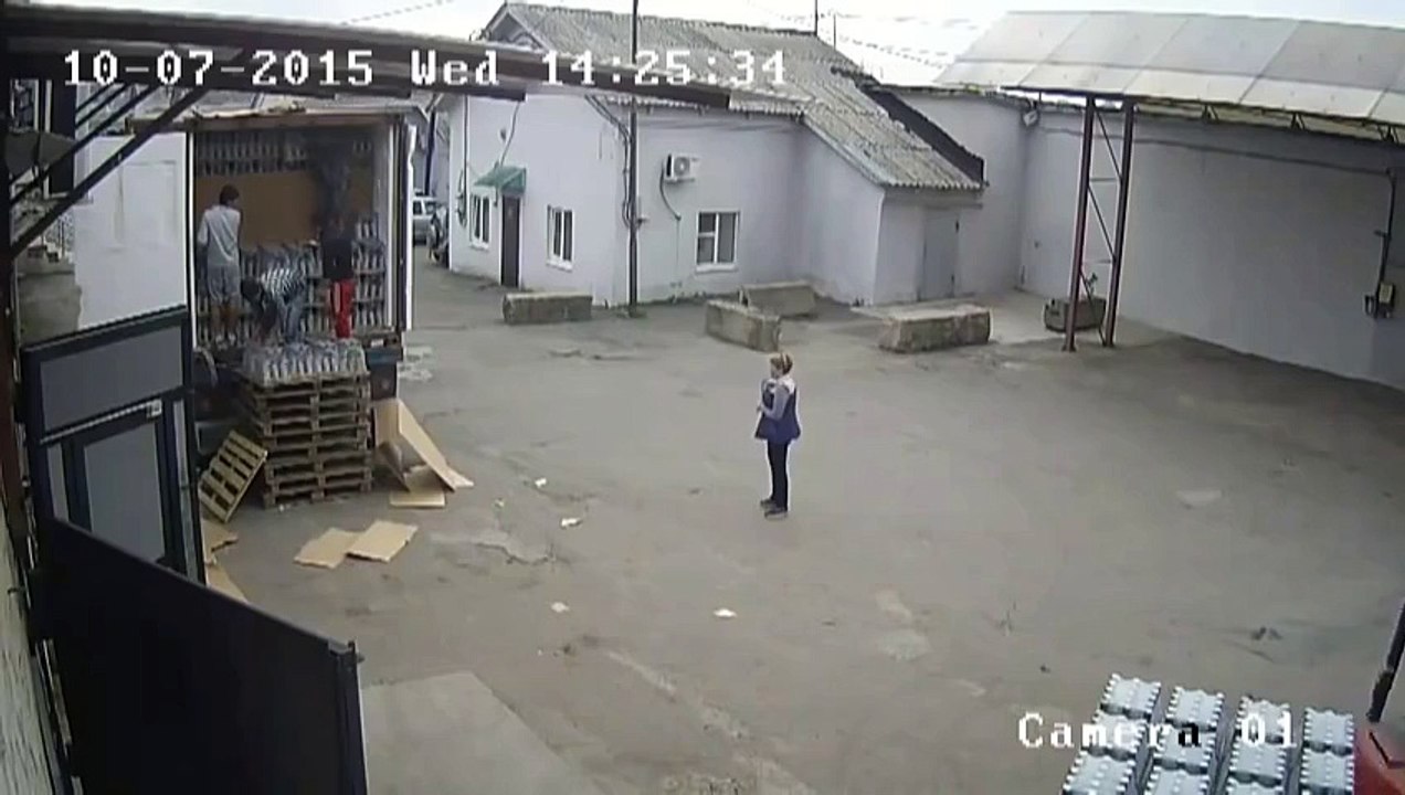 Как грузчики водку разгружали)) Смеялся до утра)))