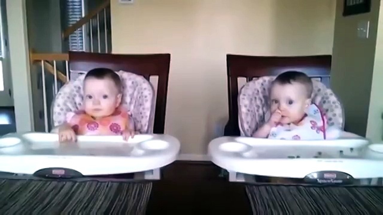 Реакция двойняшек на любимую песню -)