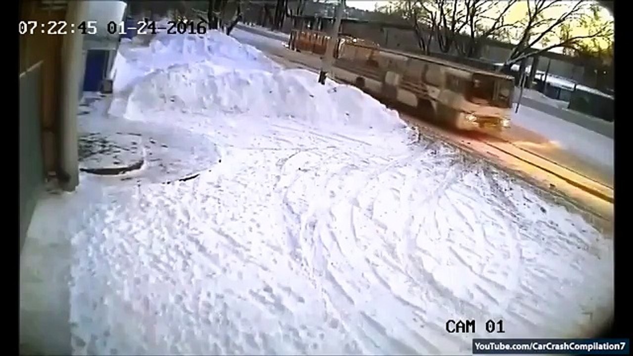 Прицепил машину к трамваю...Умеют в Саратове весело жить!!!