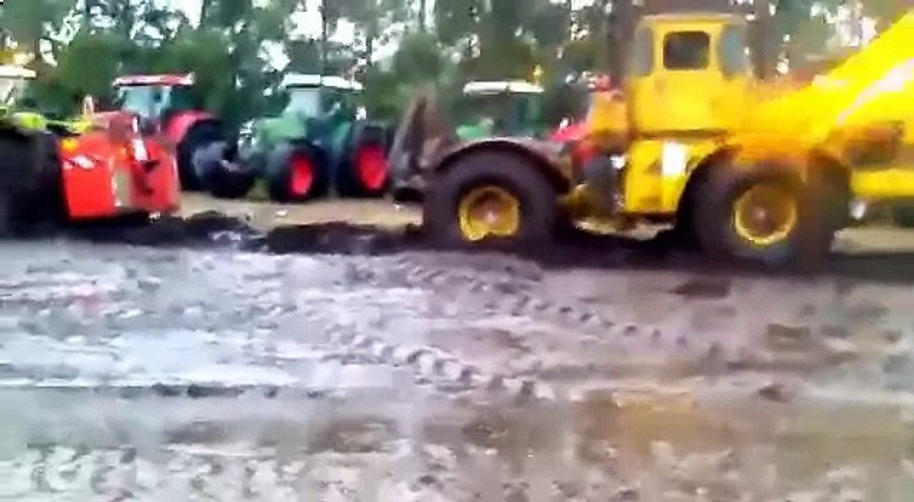 Два мощных трактора меряются силами. Интересное соревнование