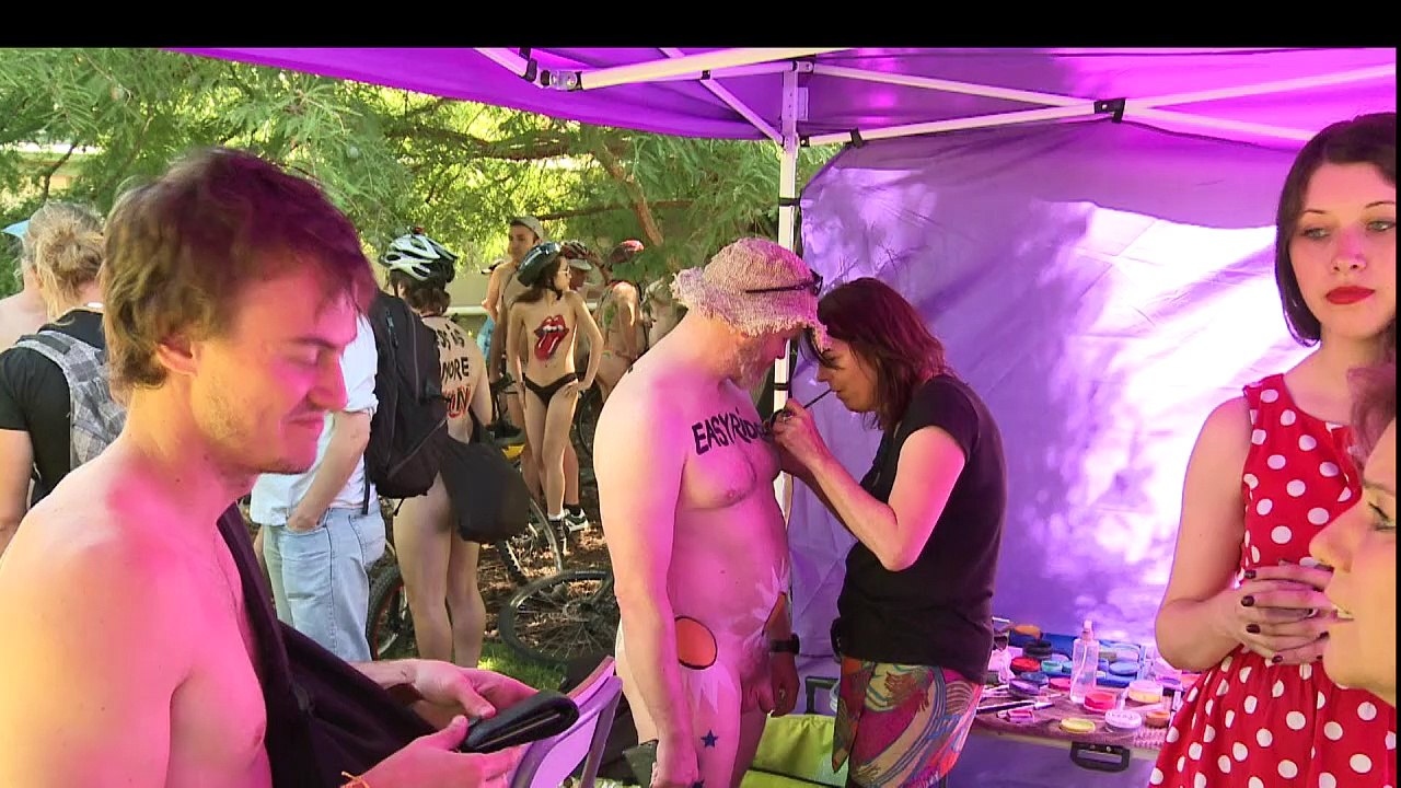 Nacktradler werben für Sicherheit im Verkehr