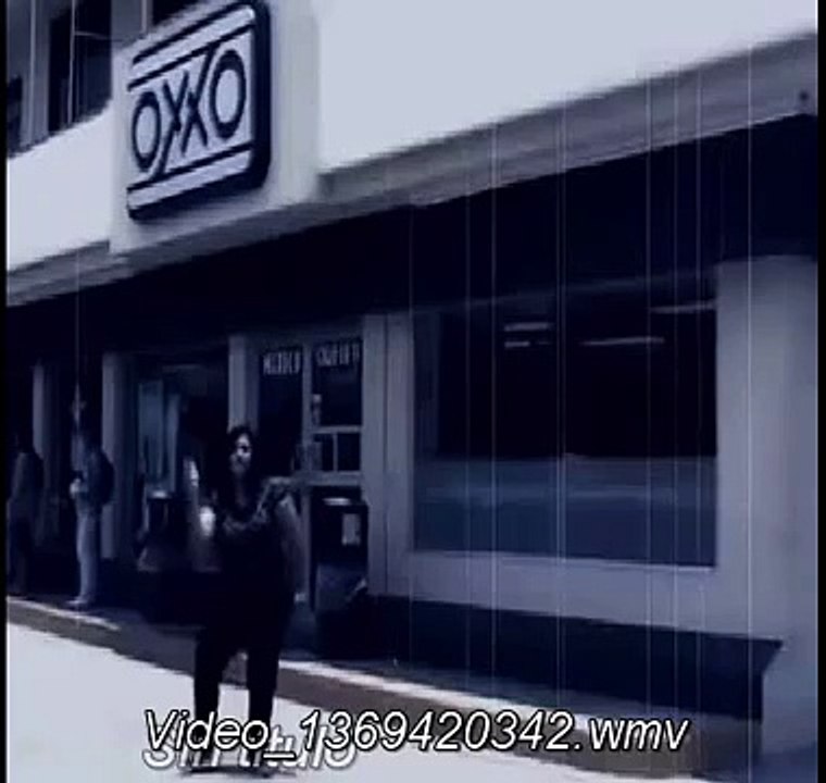 borracha bailando musica disco en el oxxo (360p)