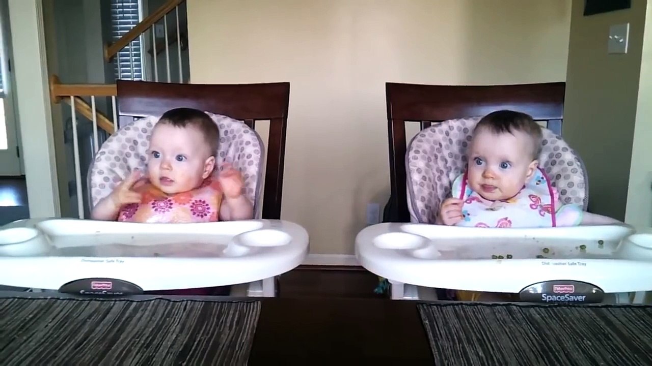 Папа играет на гитаре