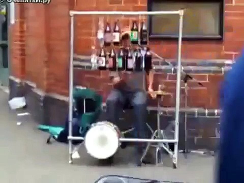 Энергичный уличный музыкант