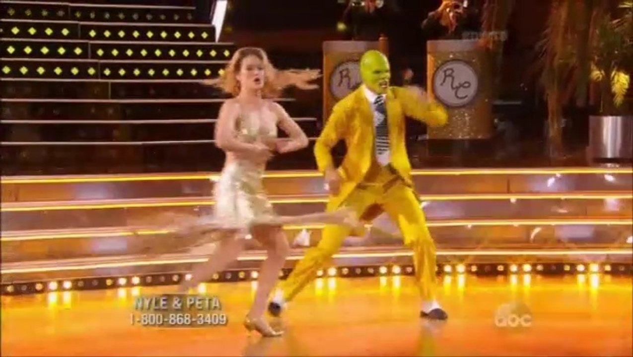 Nyle DiMarco & Peta Murgatroyd Perform Quickstep on Dancing With The Stars Season 22 Week 6