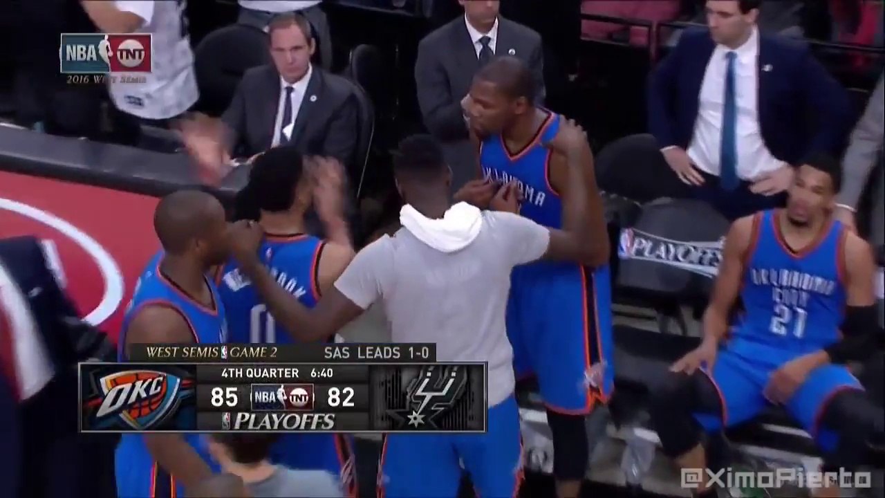 Kevin Durant & Russell Westbrook s'embrouillent pendant un temps-mort