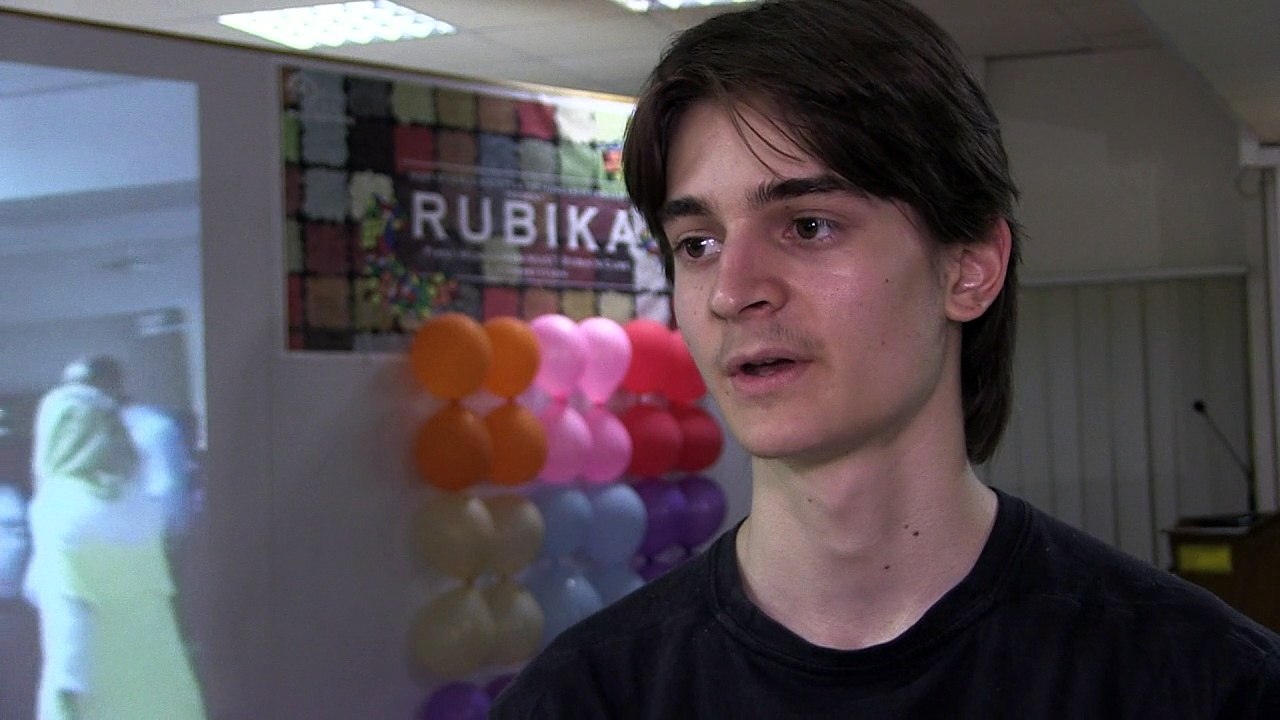 Ungar gibt Pakistanern Zauberwürfel-Nachhilfe