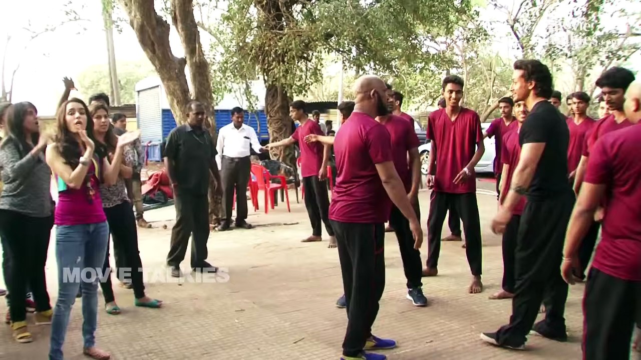 Baaghi -Tiger Shroff's Amazing fight Stunt With Shraddha Kapoor