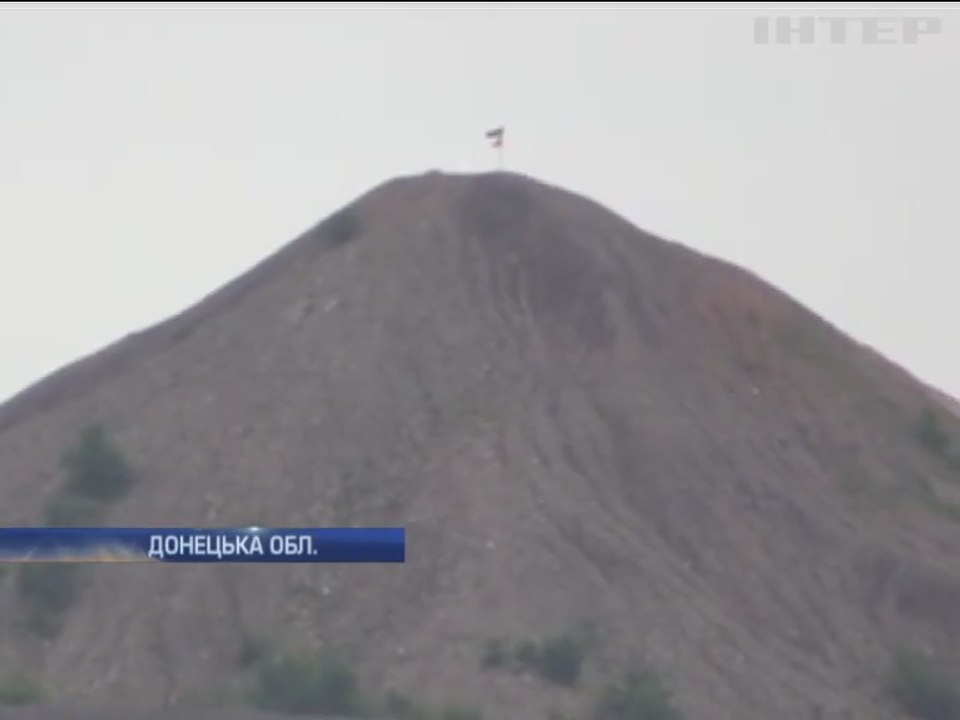 Под Мариуполем террористы сменили флаг "ДНР" на триколор РФ