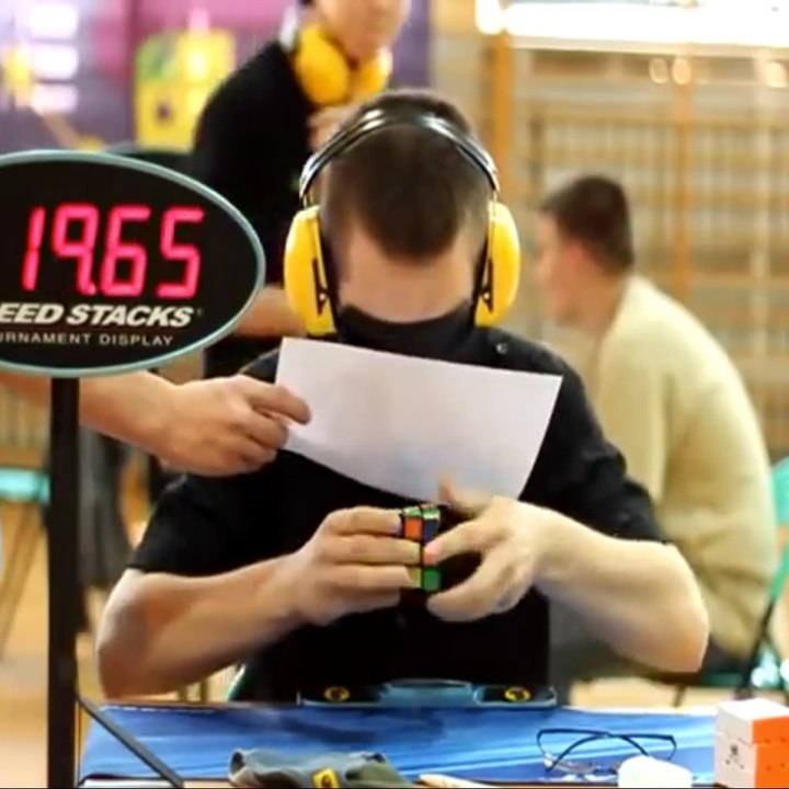 Homem que resolve Cubo de Rubik de olhos fechados quebra recorde 🧠