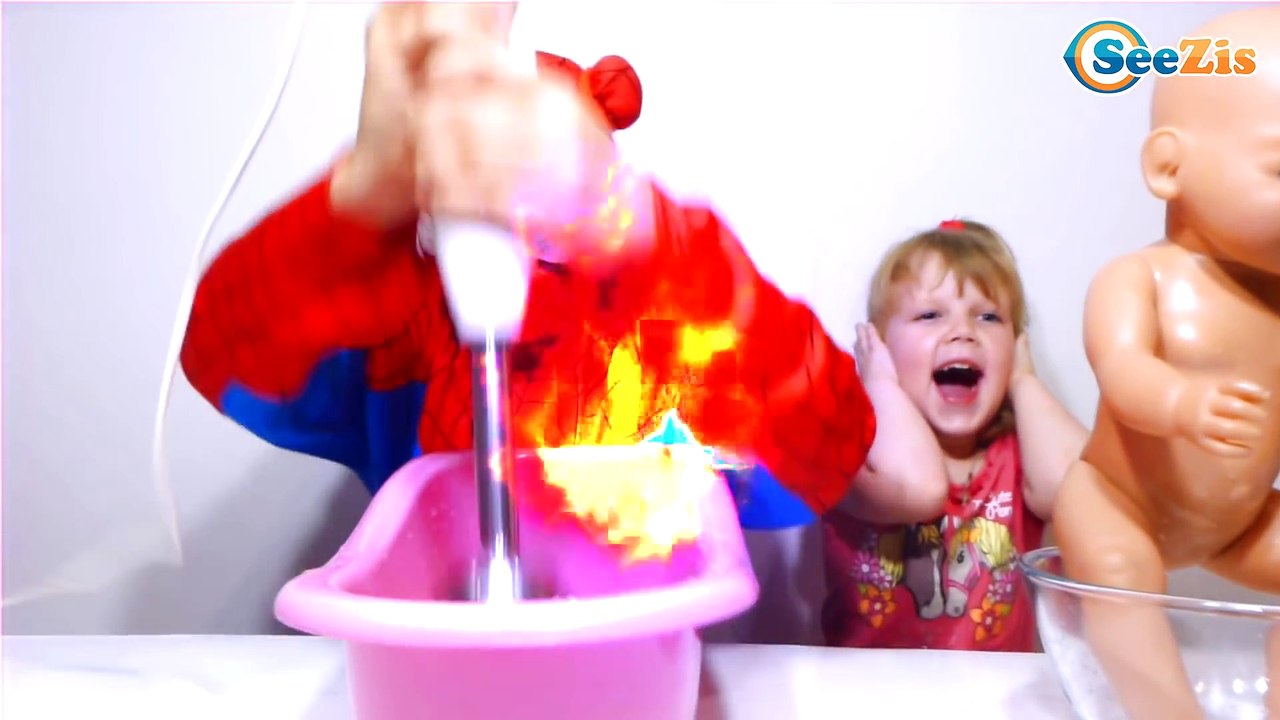 Spiderman. Доктор Ника лечит Человека Паука. Кукла Беби Борн и Ника. Видео для детей