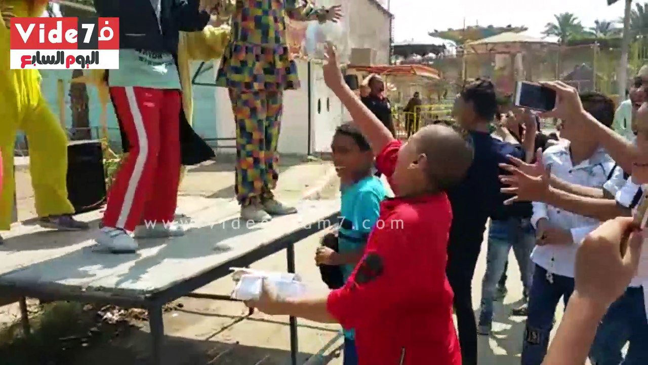 بالفيديو .. وصلة رقص على الأغانى الشعبية فى حديقة الفسطاط