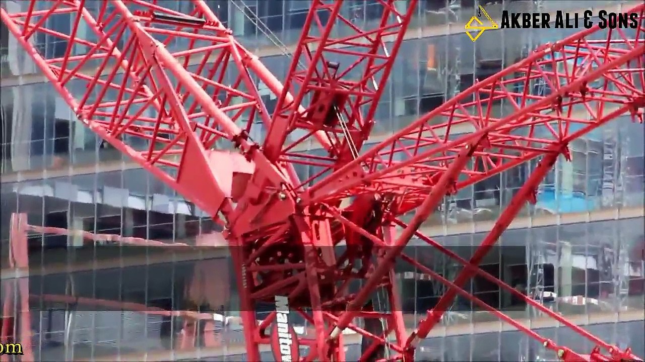 Manitowoc 18000 crawler crane booming down