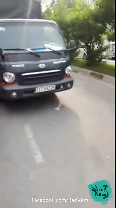 Xe của bộ công an mà muốn làm gì thì làm mà