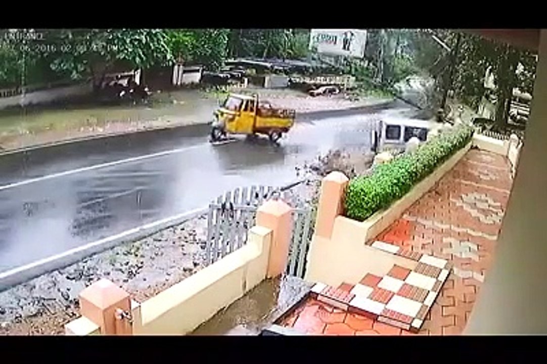 Live road Accident in Kerala