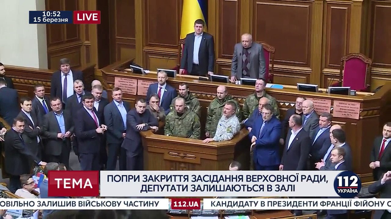 Военные заблокировали трибуну Рады