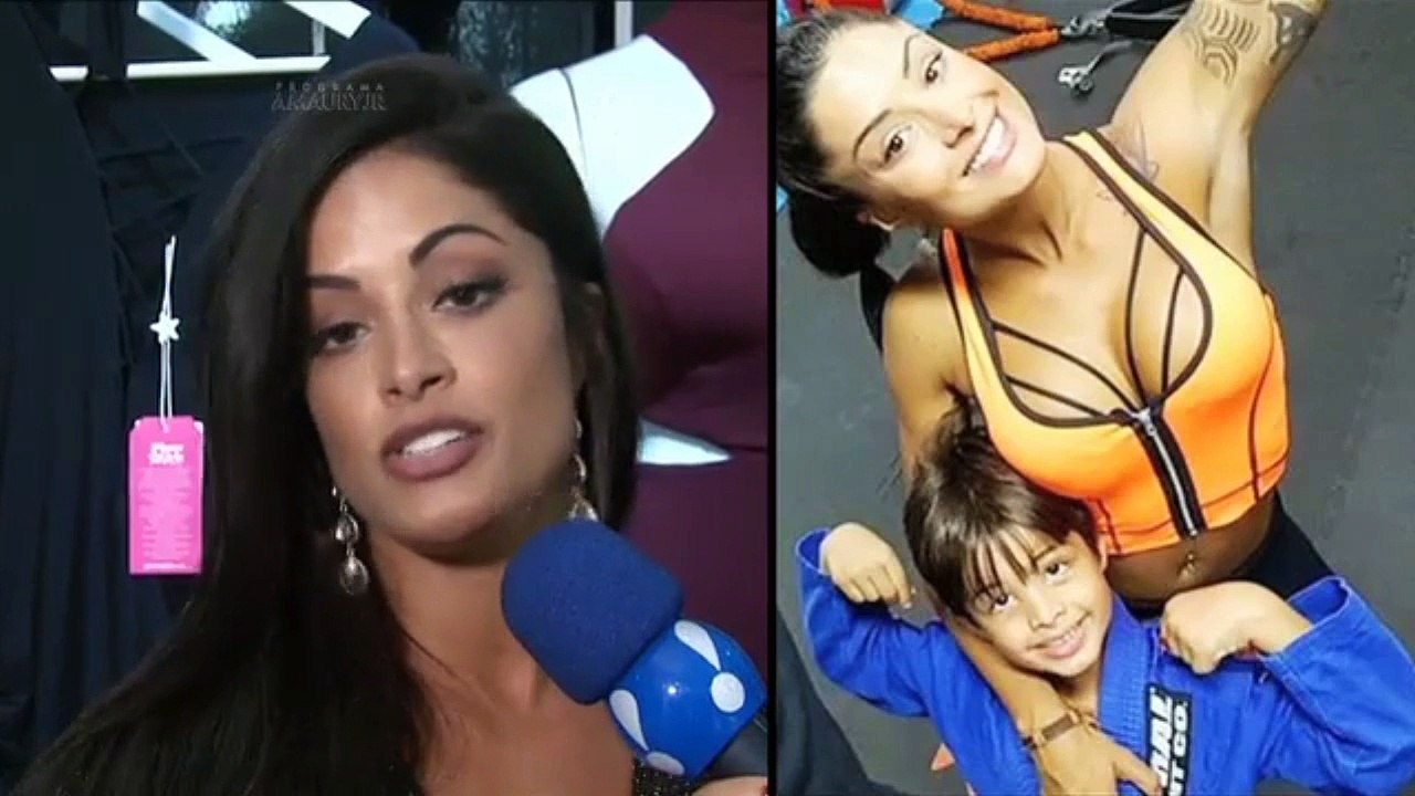 Aline Riscado comenta sobre atuar em peça ao lado do namorado /CLACKET TV