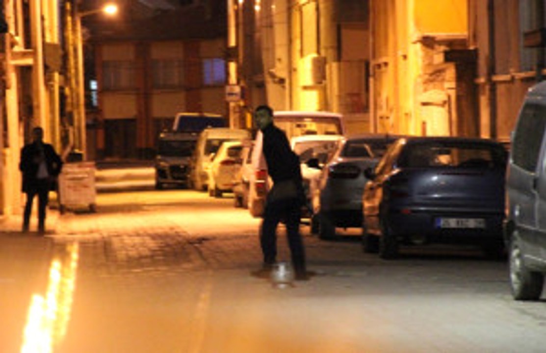 Sokağı Tüple Kapattı: Etrafa Ateş Açtı