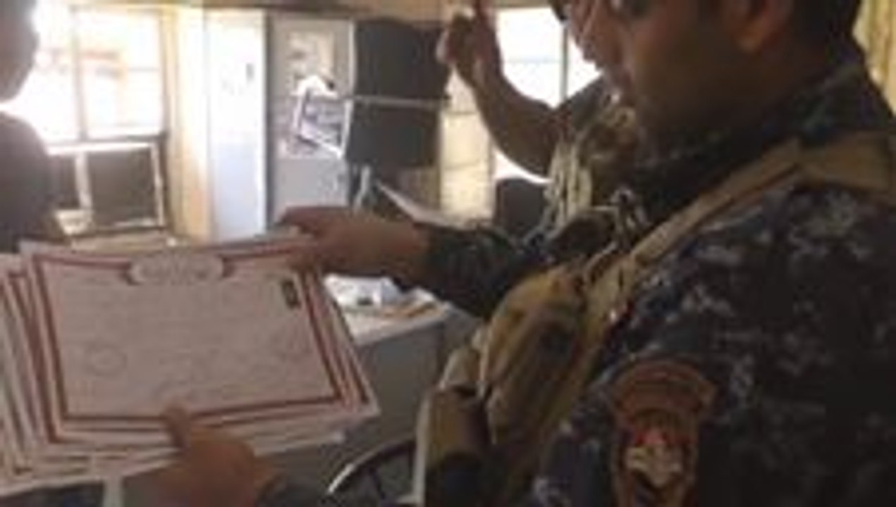 Federal Police Take Building Used as IS Health Office in Mosul