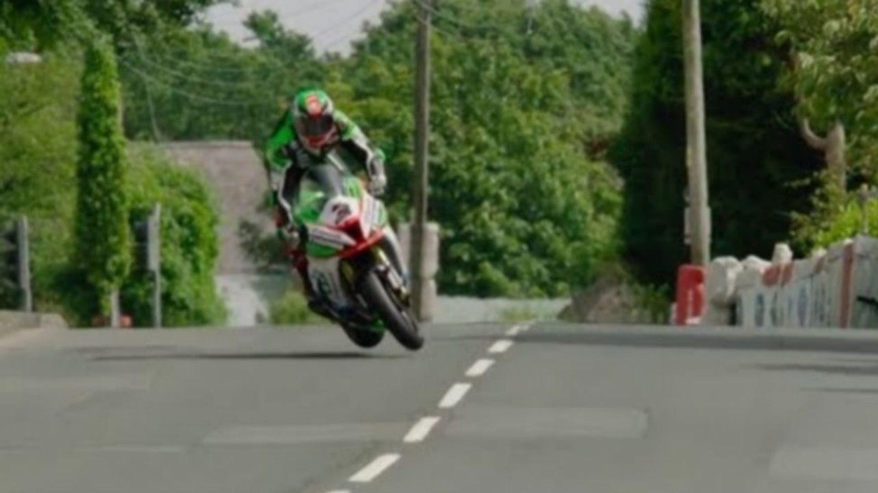 James Hillier évite une chute de justesse sur l'île de Man (TT 2017)