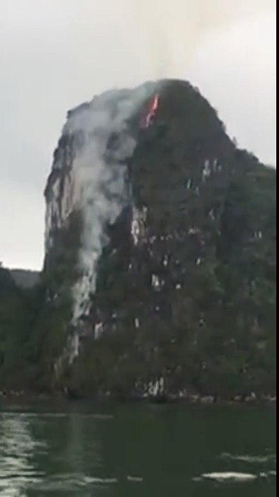 Cháy lớn núi đá giữa vịnh Hạ Long (đã sửa)