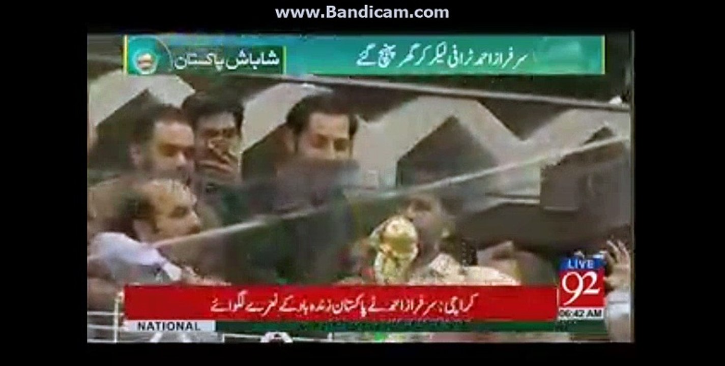 Sarfraz ahmed singing a song Mouka Mouka while standing at his house....