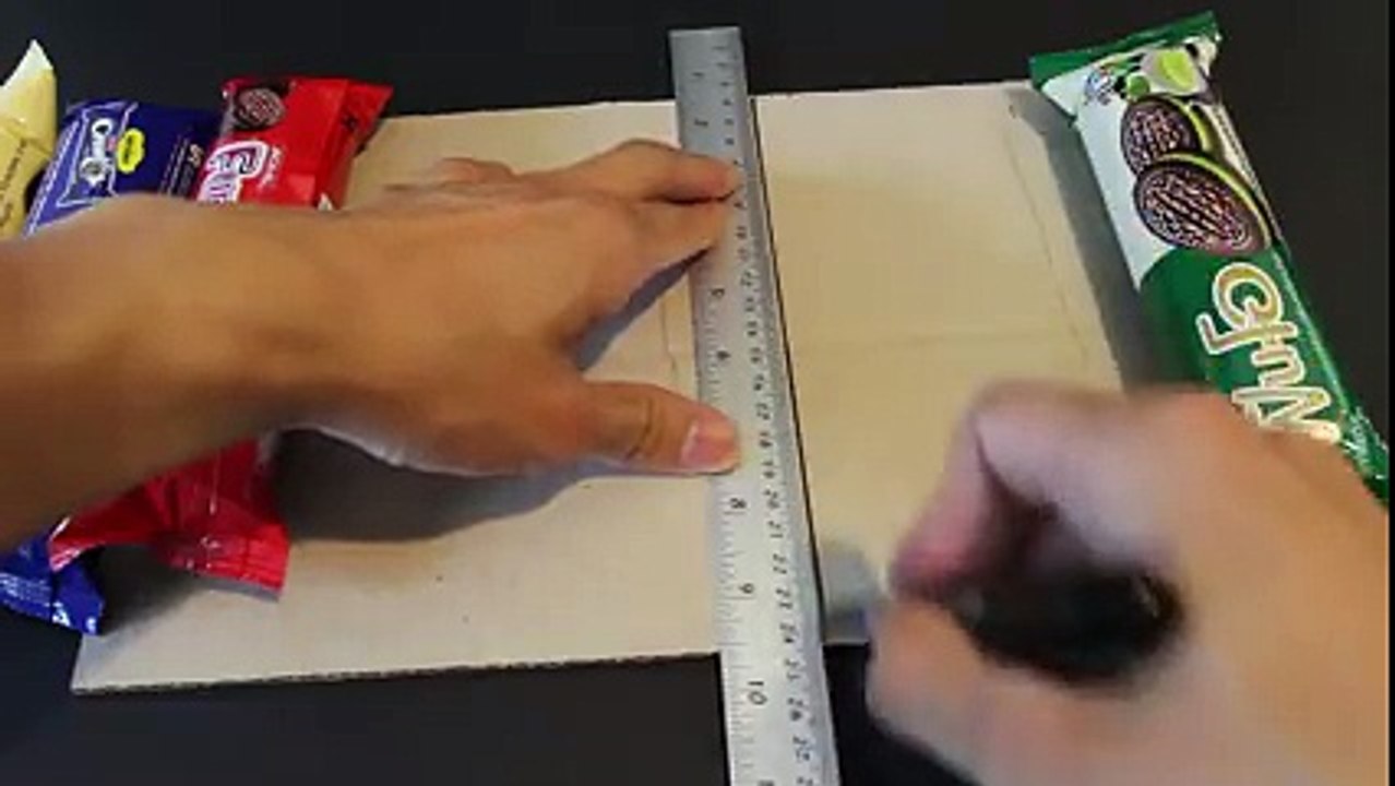 Làm máy đựng bánh Cookie cool ngầu từ bìa giấy