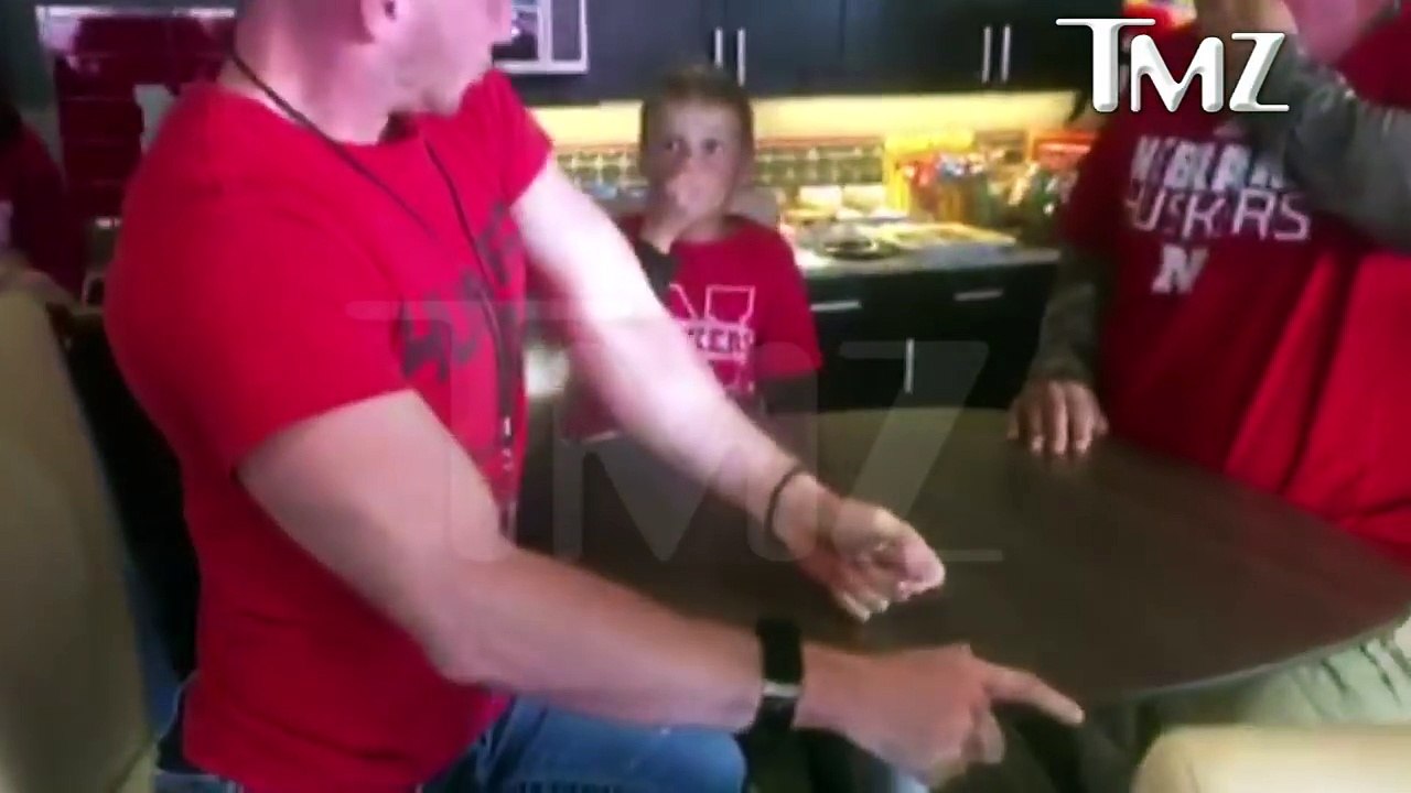 Larry the Cable Guy Snaps Guys Arm | TMZ